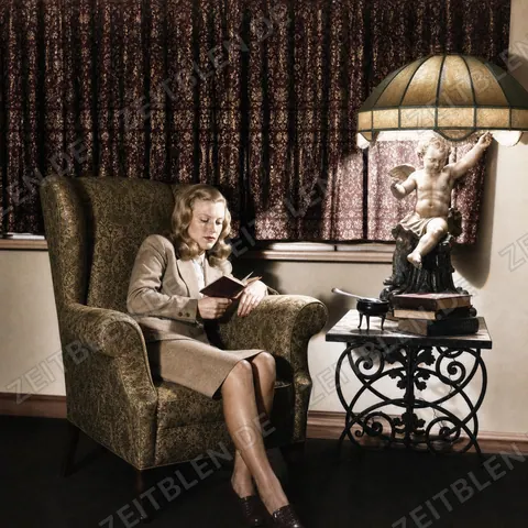 Modefoto einer lesenden Frau im Interieur