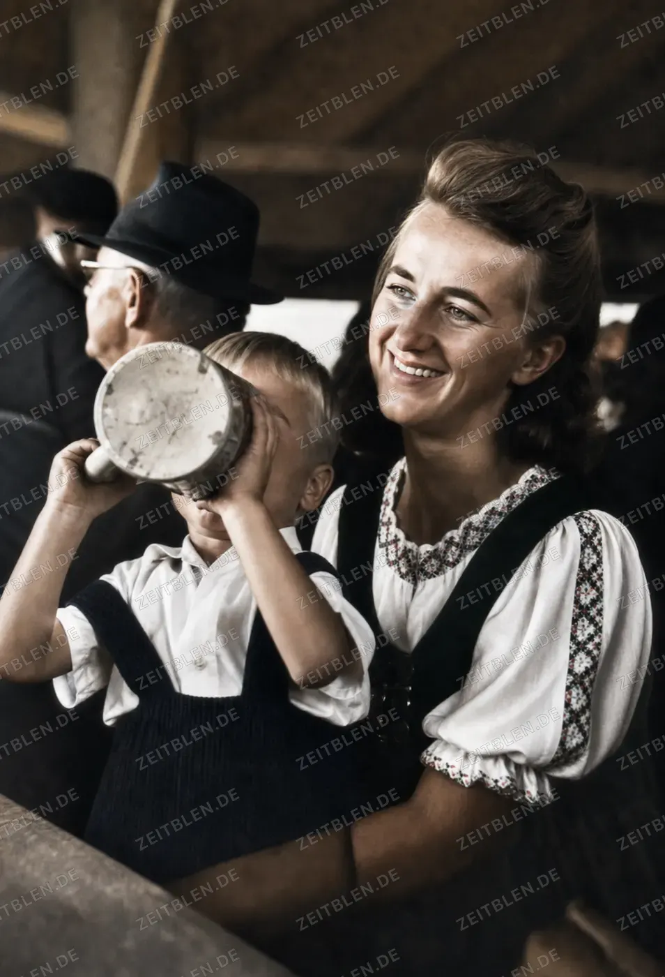 Besucherin beim Münchner Herbstfest auf der Theresienwiese, 1946