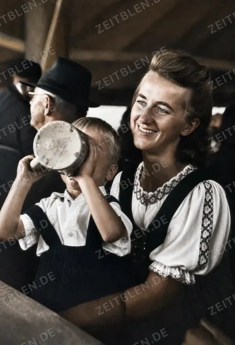 Besucherin beim Münchner Herbstfest auf der Theresienwiese, 1946