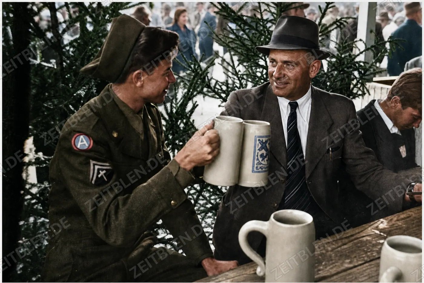 US-Soldat und Wiesnbesucher beim Münchner Herbstfest 1946