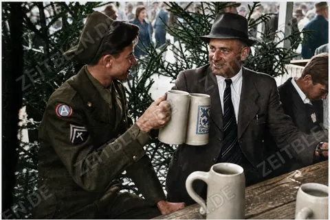US-Soldat und Wiesnbesucher beim Münchner Herbstfest 1946