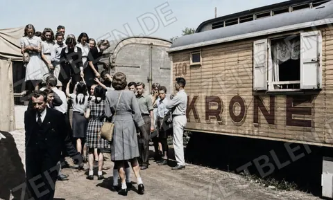 Kinder am Zirkuswagen des Circus Krone in München, 1946