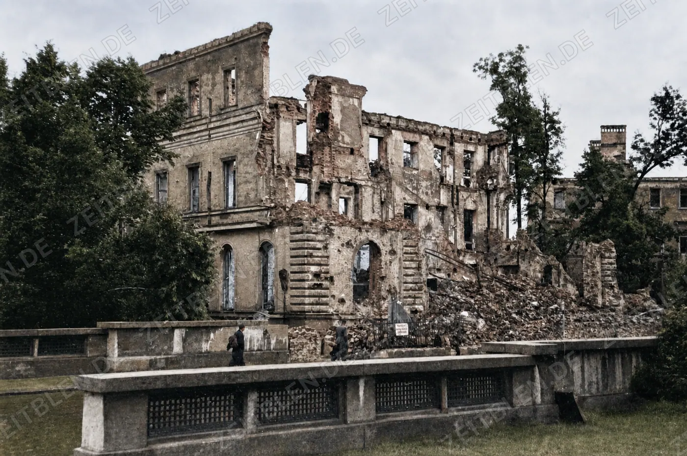 Ruine des Braunen Hauses an der Brienner Straße in München, 1946
