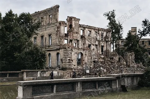Ruine des Braunen Hauses an der Brienner Straße in München, 1946