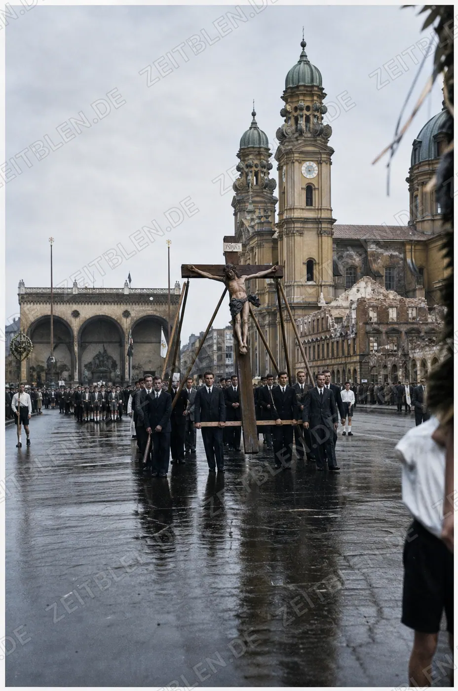 Fronleichnamsprozession vor der Theatinerkirche in München, 3. Juni 1945