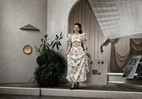 Model im gemusterten Kleid bei einer Modepräsentation im Haus der Kunst, um 1945/46