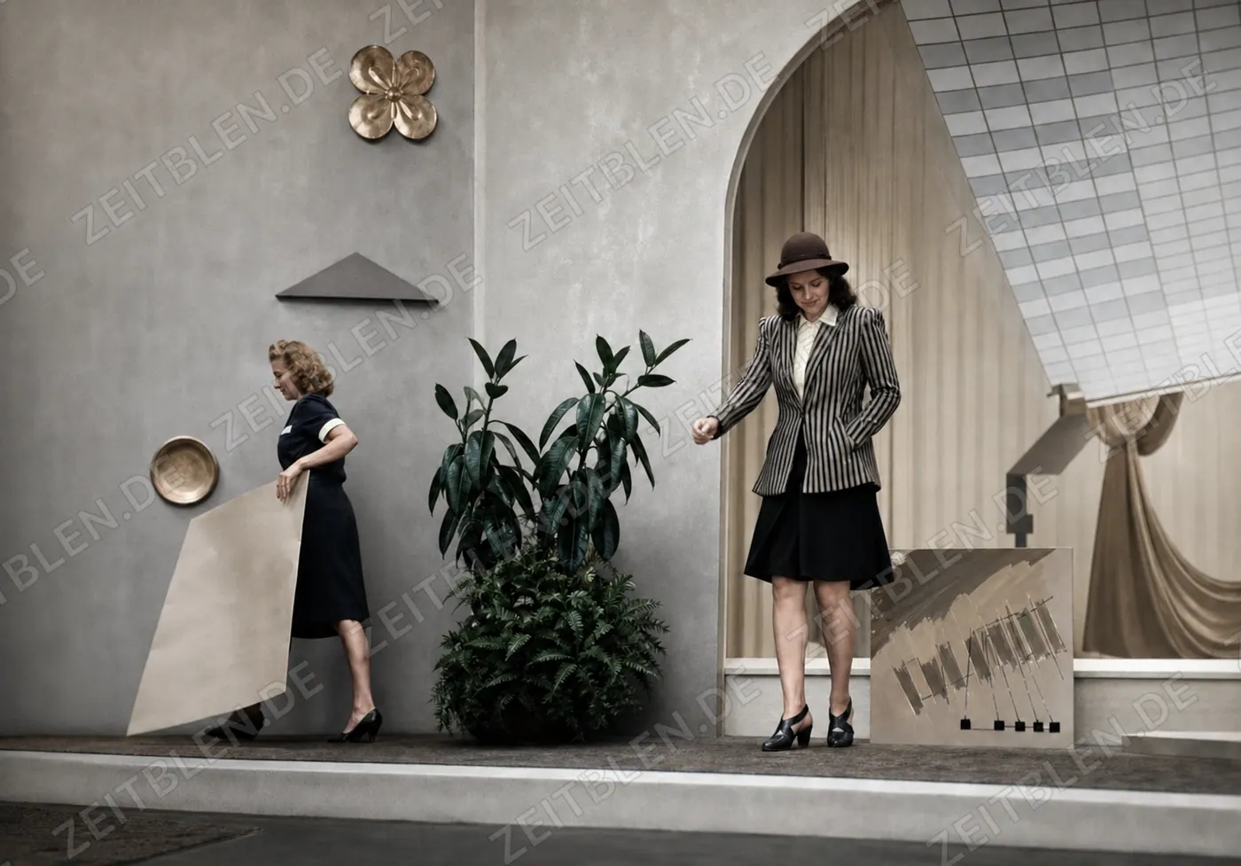 Model vor Innenraumkulisse im Haus der Kunst