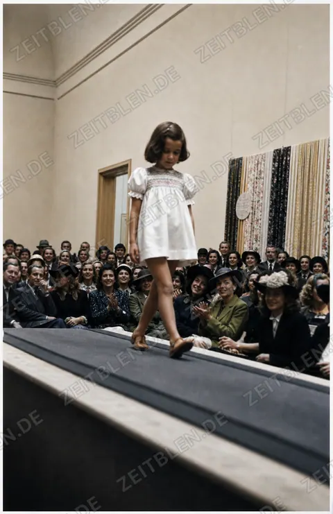 Model auf dem Laufsteg im Haus der Kunst, um 1945/46