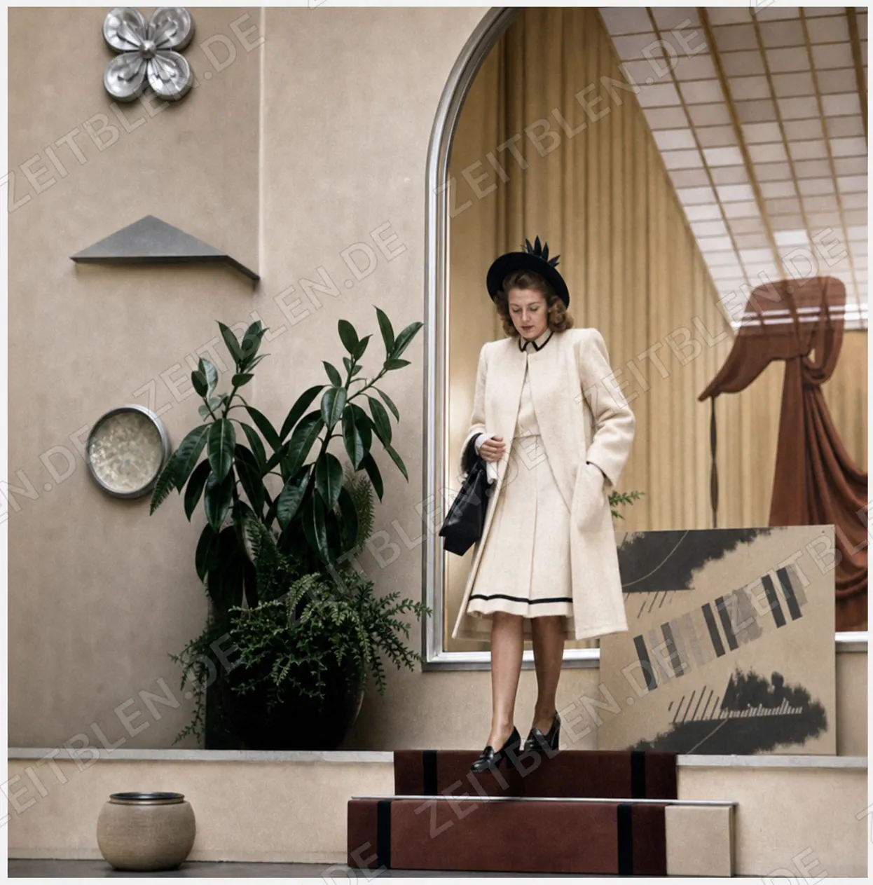 Model in heller Nachkriegsmode im Haus der Kunst, um 1945/46