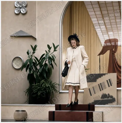 Model in heller Nachkriegsmode im Haus der Kunst, um 1945/46