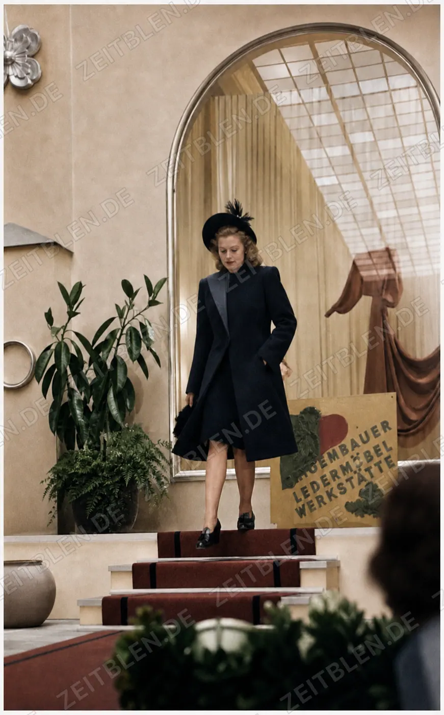 Model mit Mantel bei einer Modeschau im Haus der Kunst München, um 1945