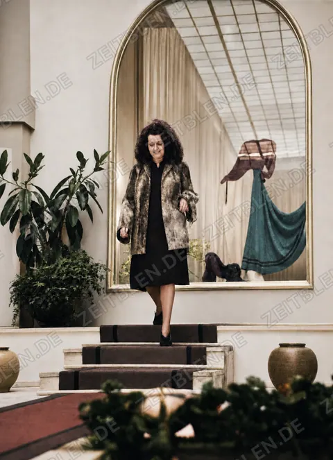 Model vor Schaufensterkulisse im Haus der Kunst
