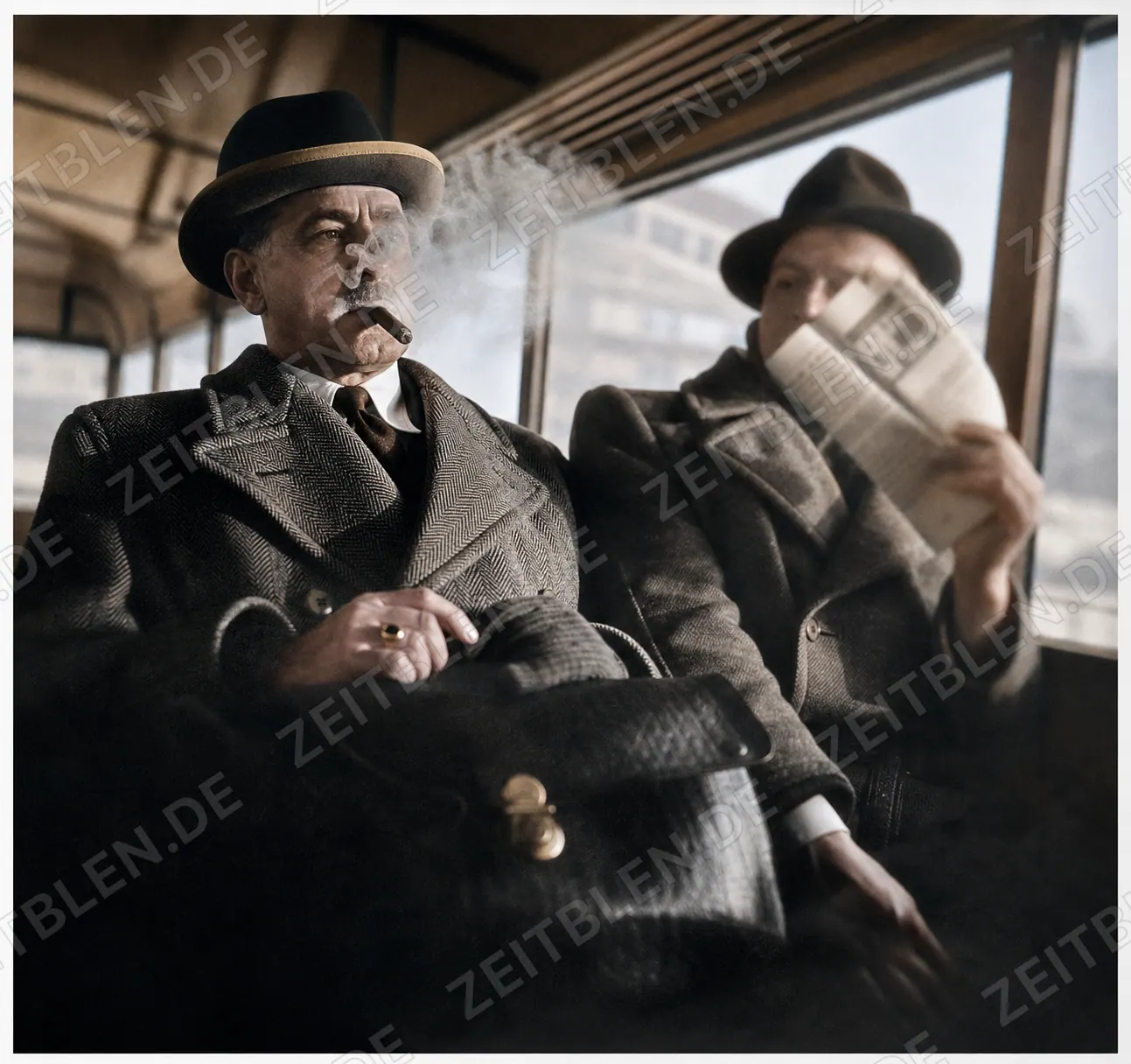Gestellte Szene zum Zigarrenrauch in der Münchner Straßenbahn, 1947