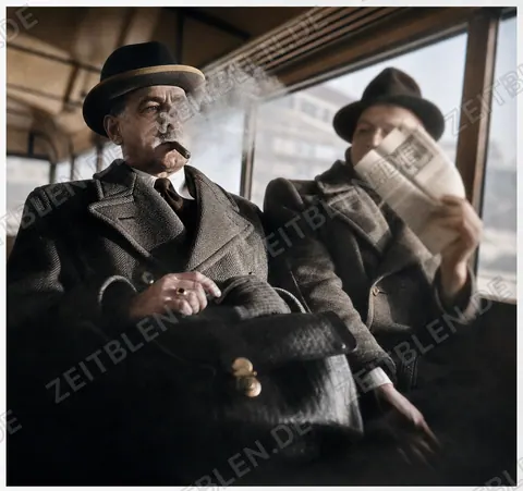 Gestellte Szene zum Zigarrenrauch in der Münchner Straßenbahn, 1947