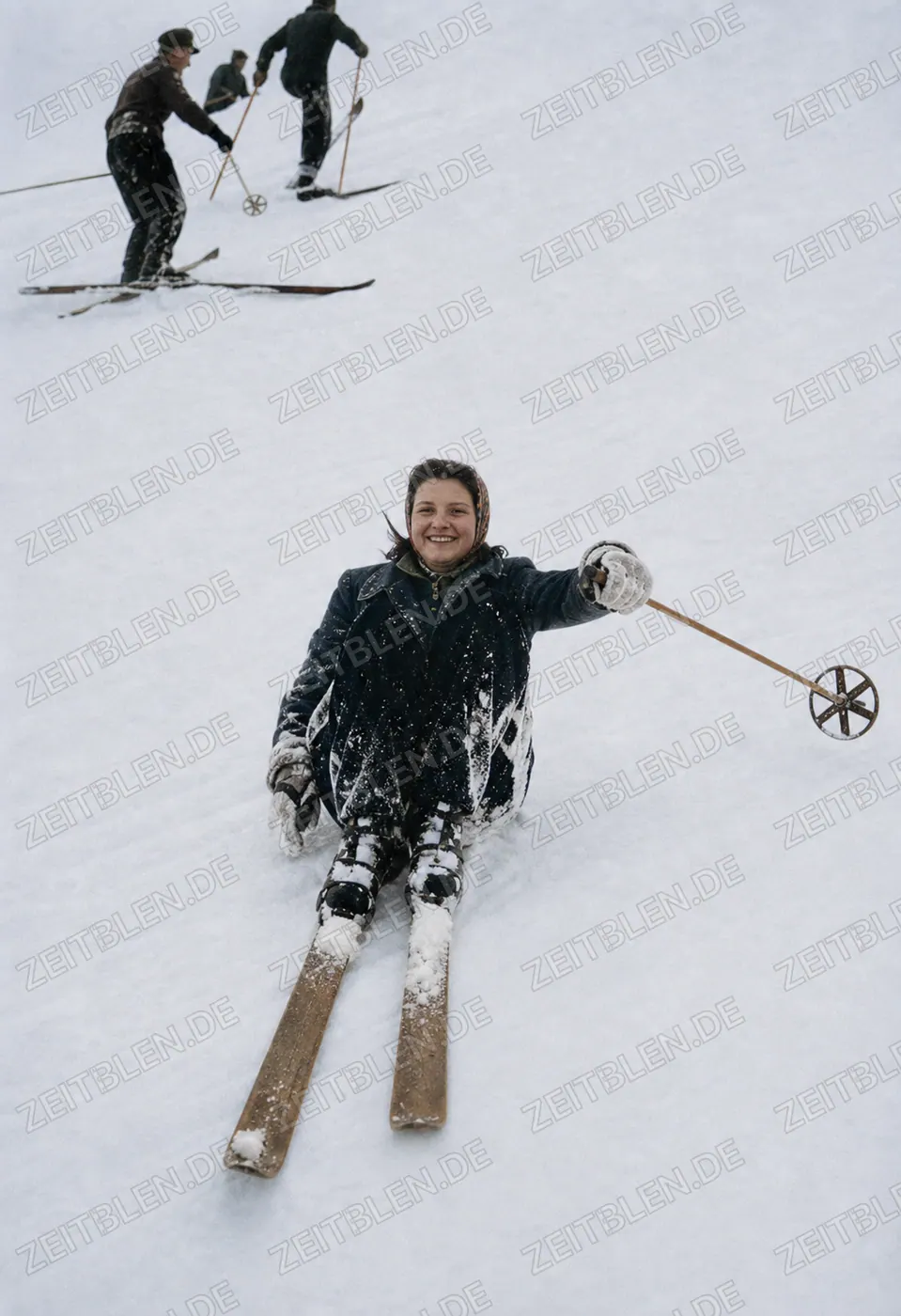 Skifahrer im Schnee beim SportScheck-Lehrgang in Bayrischzell, 1949