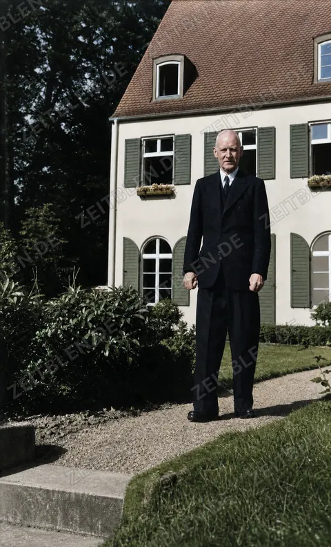 Kronprinz Rupprecht von Bayern vor einem Wohnhaus, 11. Oktober 1949