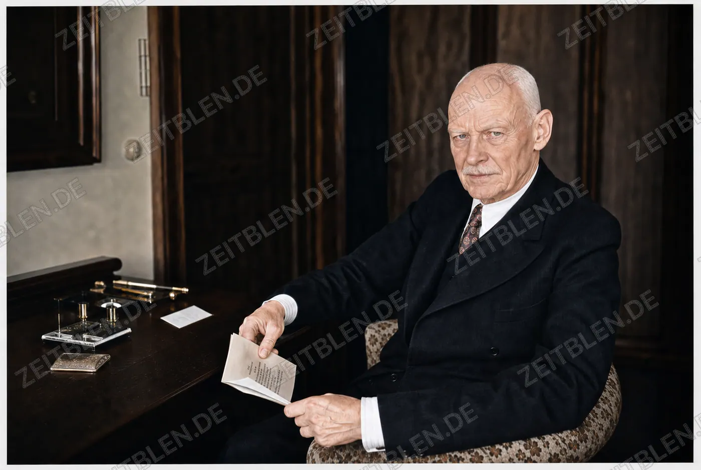 Kronprinz Rupprecht von Bayern mit Schriftstück, 1949