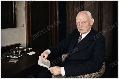 Kronprinz Rupprecht von Bayern mit Schriftstück, 1949