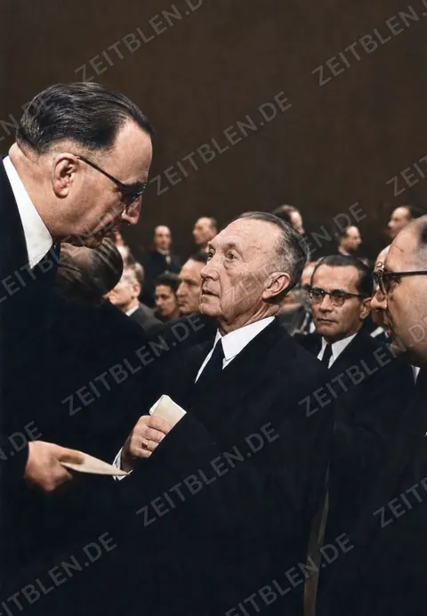 Konrad Adenauer im Gespräch beim Parlamentarischen Rat in Bonn, 1948
