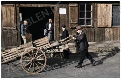 Straßenhändler mit Handwagen vor der Münchner Großmarkthalle