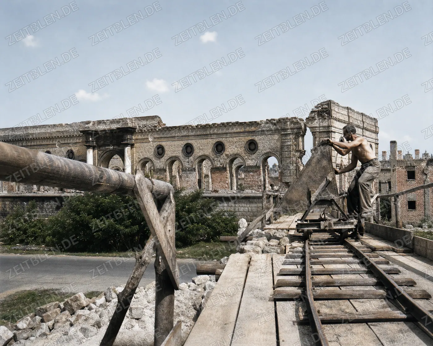 Baustelle am zerstörten Residenztheater München 1948