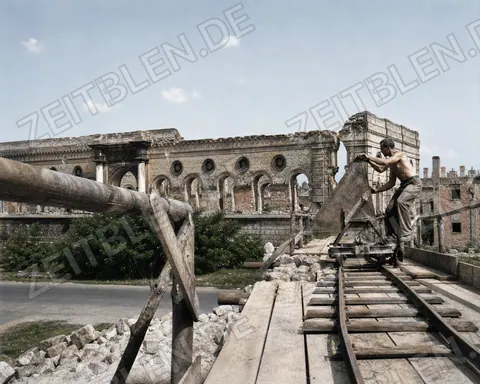 Baustelle am zerstörten Residenztheater München 1948