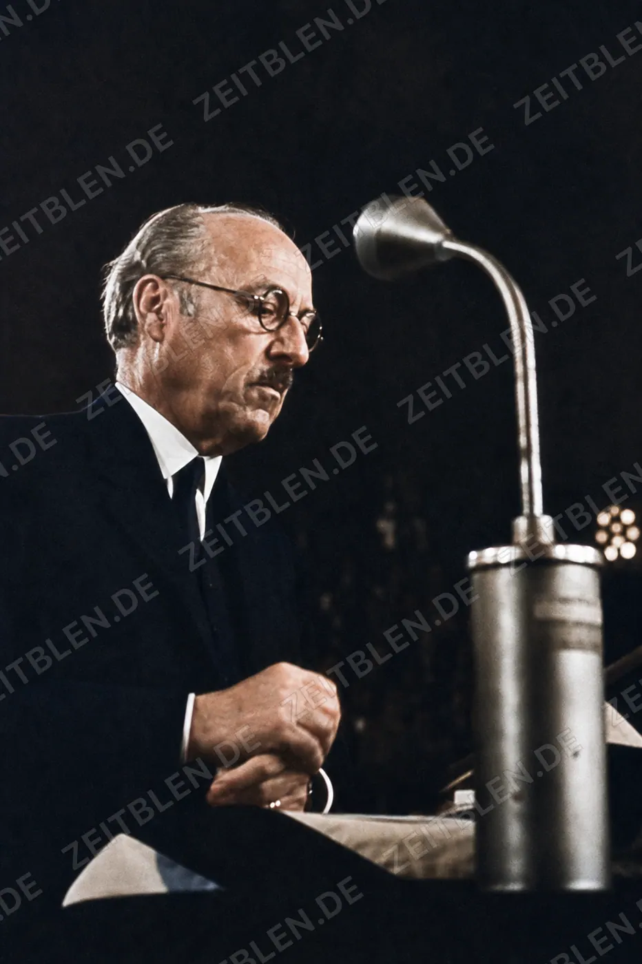 Nahaufnahme von Jakob Fischbacher am Mikrofon der Bayernpartei