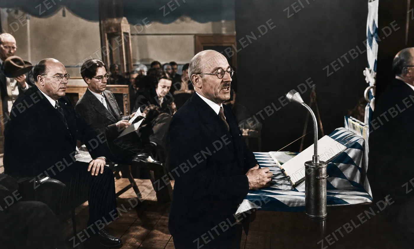 Jakob Fischbacher mit Manuskript bei einer Bayernpartei-Versammlung