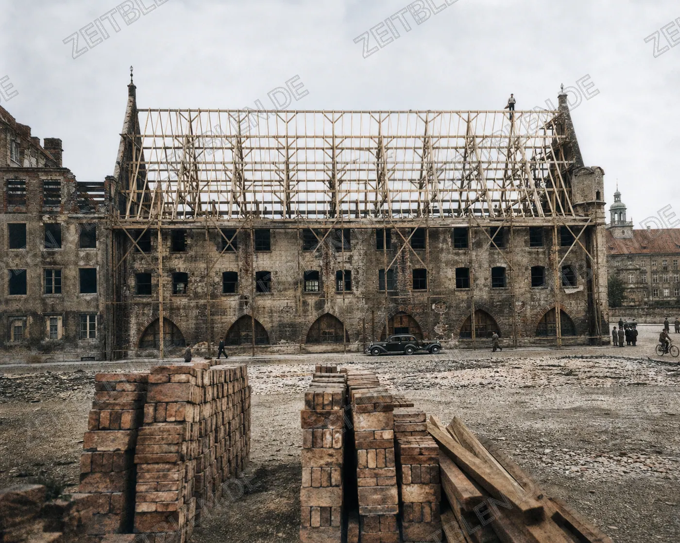 Fassade und Dachstuhl des Münchner Stadtmuseums beim Richtfest