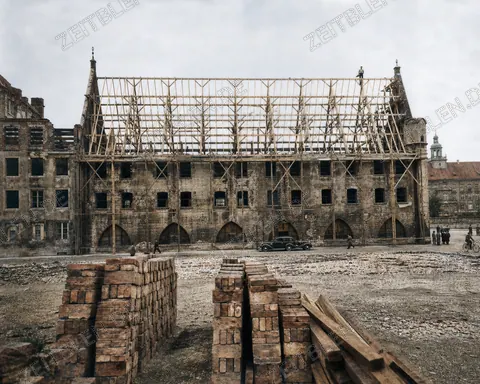 Fassade und Dachstuhl des Münchner Stadtmuseums beim Richtfest