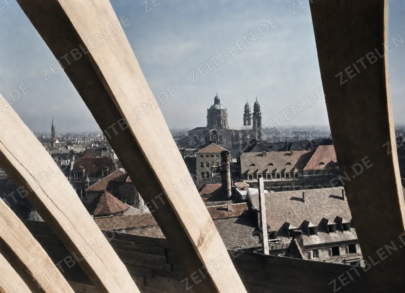 Blick durch den neuen Dachstuhl der Münchner Frauenkirche