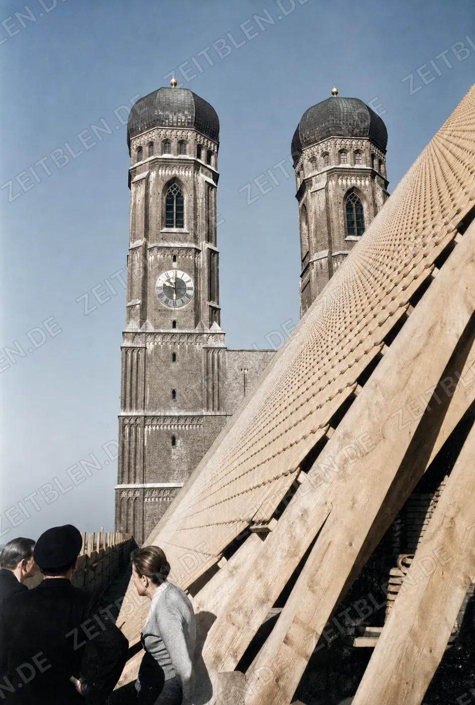 Frauenkirchentürme neben dem neuen Dachstuhl von 1948