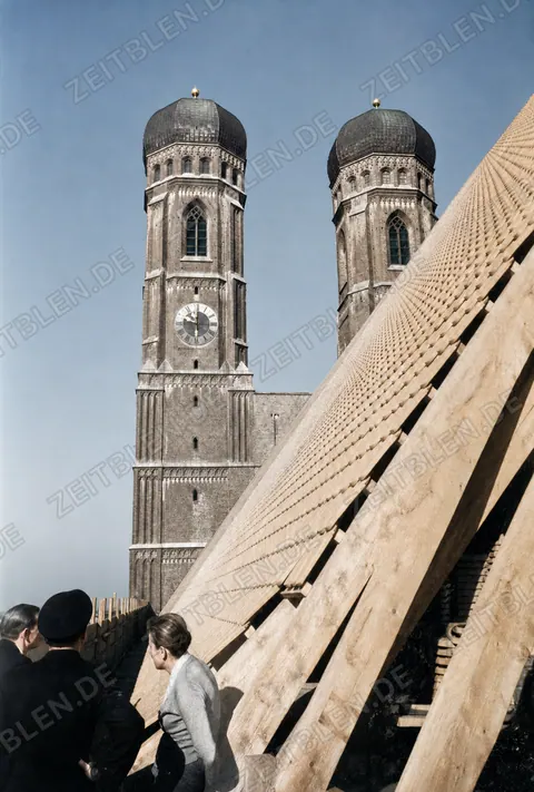 Frauenkirchentürme neben dem neuen Dachstuhl von 1948