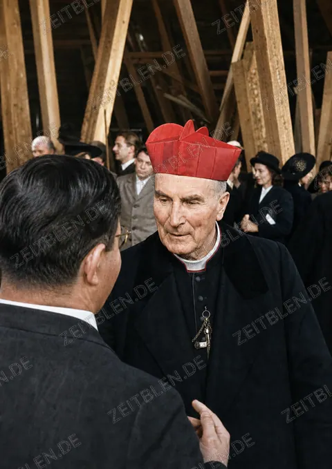 Vermutlich Kardinal Faulhaber im neuen Dachstuhl der Frauenkirche