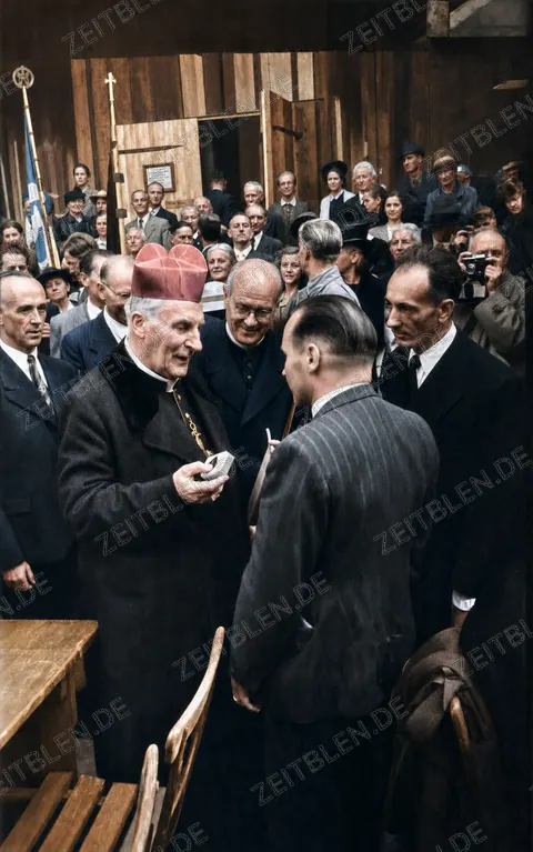Kardinal Faulhaber bei der Dachstuhlbesichtigung der Frauenkirche