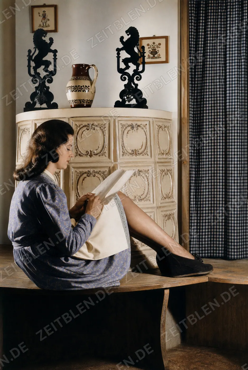 Sitzendes Modell in Münchner Modeaufnahme von 1947