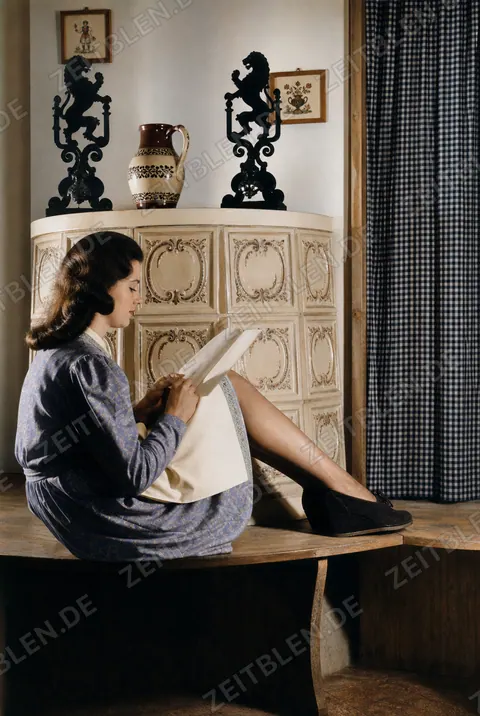 Sitzendes Modell in Münchner Modeaufnahme von 1947