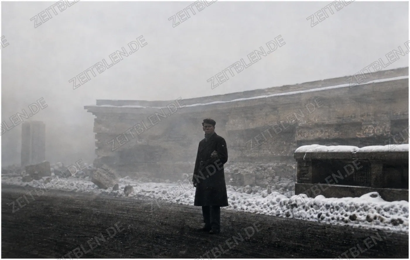 Rauch und Schnee nach der Sprengung der Ehrentempel