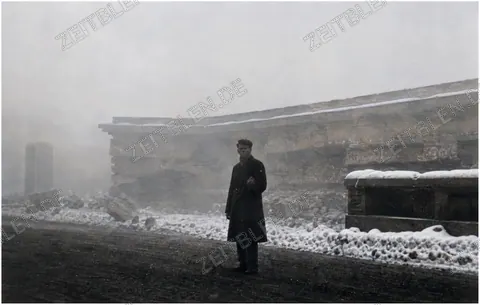 Rauch und Schnee nach der Sprengung der Ehrentempel