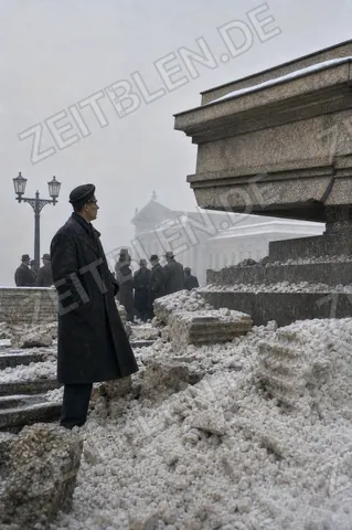 Schaulustige an Schneetrümmern der Ehrentempel