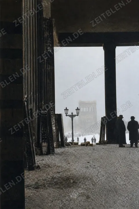 Blick durch Mauerreste am Königsplatz nach der Sprengung