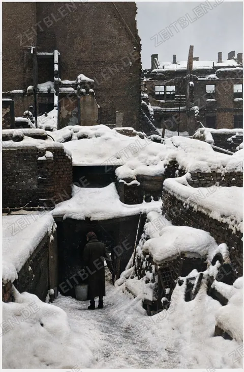 Schneebedeckte Elendsquartiere im Nachkriegsmünchen