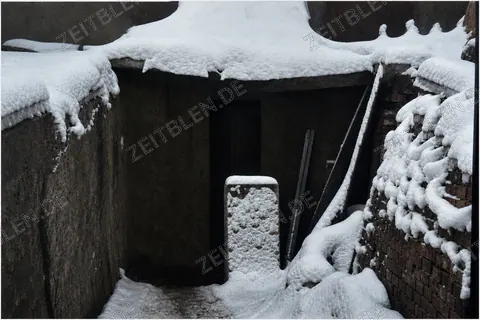 Verschneiter Zugang eines Elendsquartiers in München