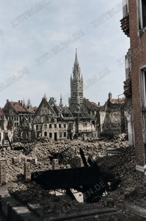 Zerstörte Altstadtachse mit Blick auf den Rathausturm