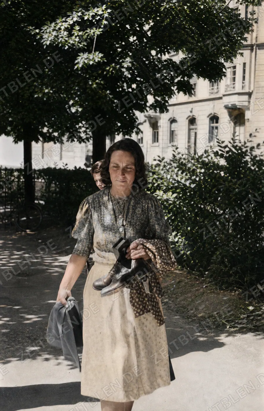 Frau mit Taschen im Münchner Schwarzmarktumfeld