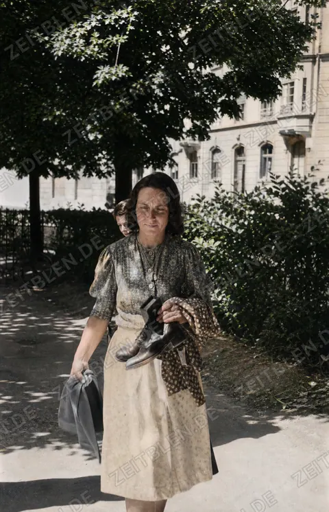 Frau mit Taschen im Münchner Schwarzmarktumfeld