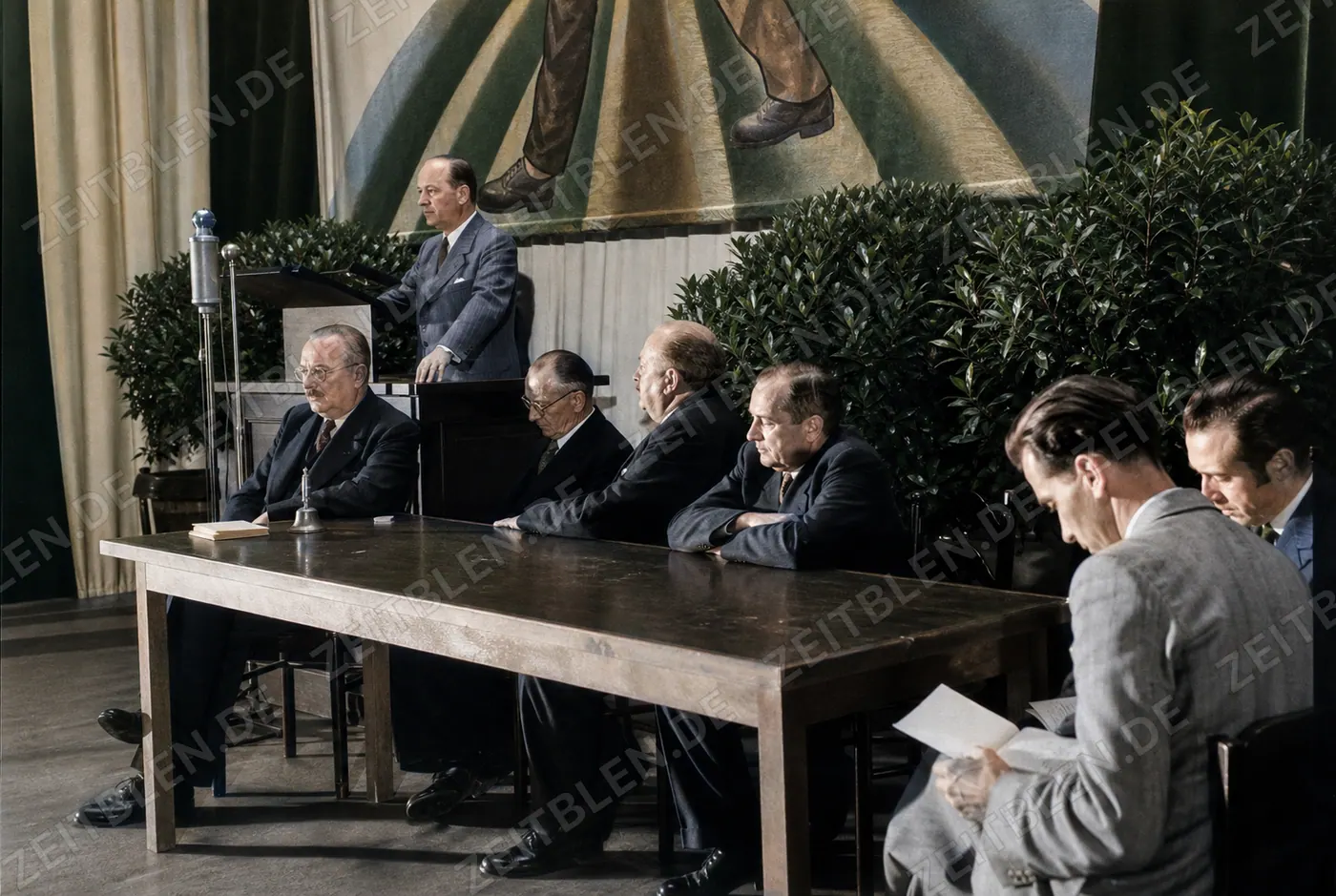 Redner und Podium bei der Bauernkundgebung in der Jubilee-Hall