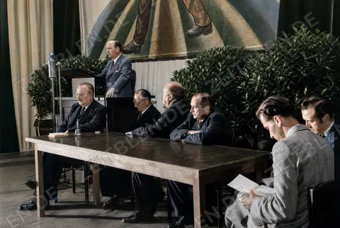 Redner und Podium bei der Bauernkundgebung in der Jubilee-Hall