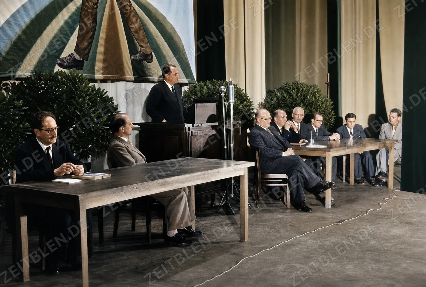 Redner vor dem Podium der Bauernkundgebung in der Jubilee-Hall