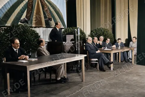Redner vor dem Podium der Bauernkundgebung in der Jubilee-Hall